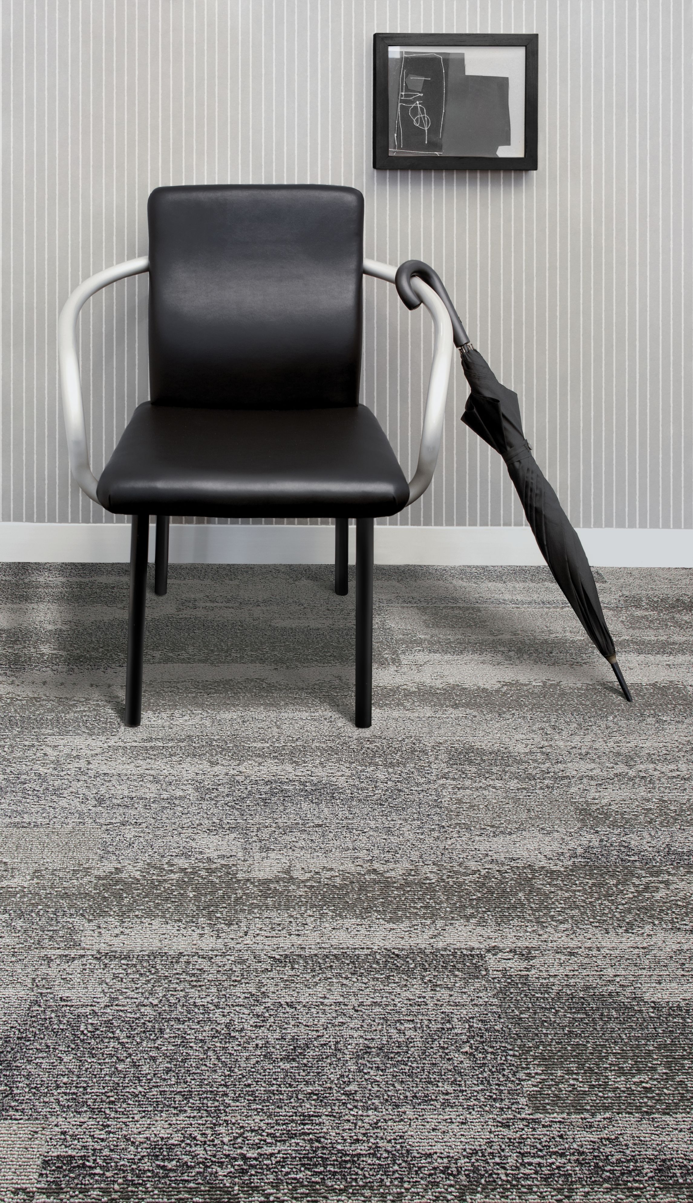 Interface CT112 plank carpet tile in room with black chair and umbrella imagen número 5