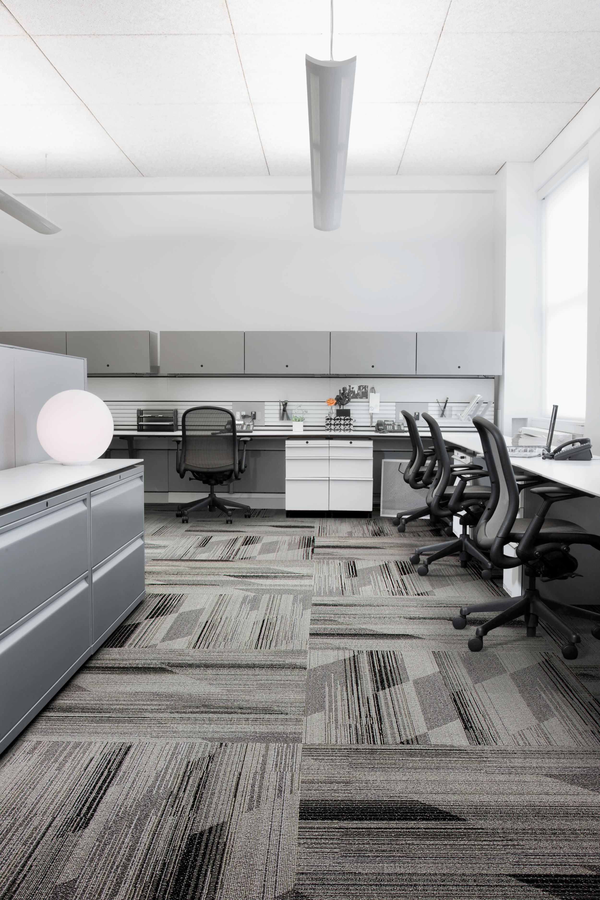 Interface CT113 plank carpet tile in open office imagen número 2