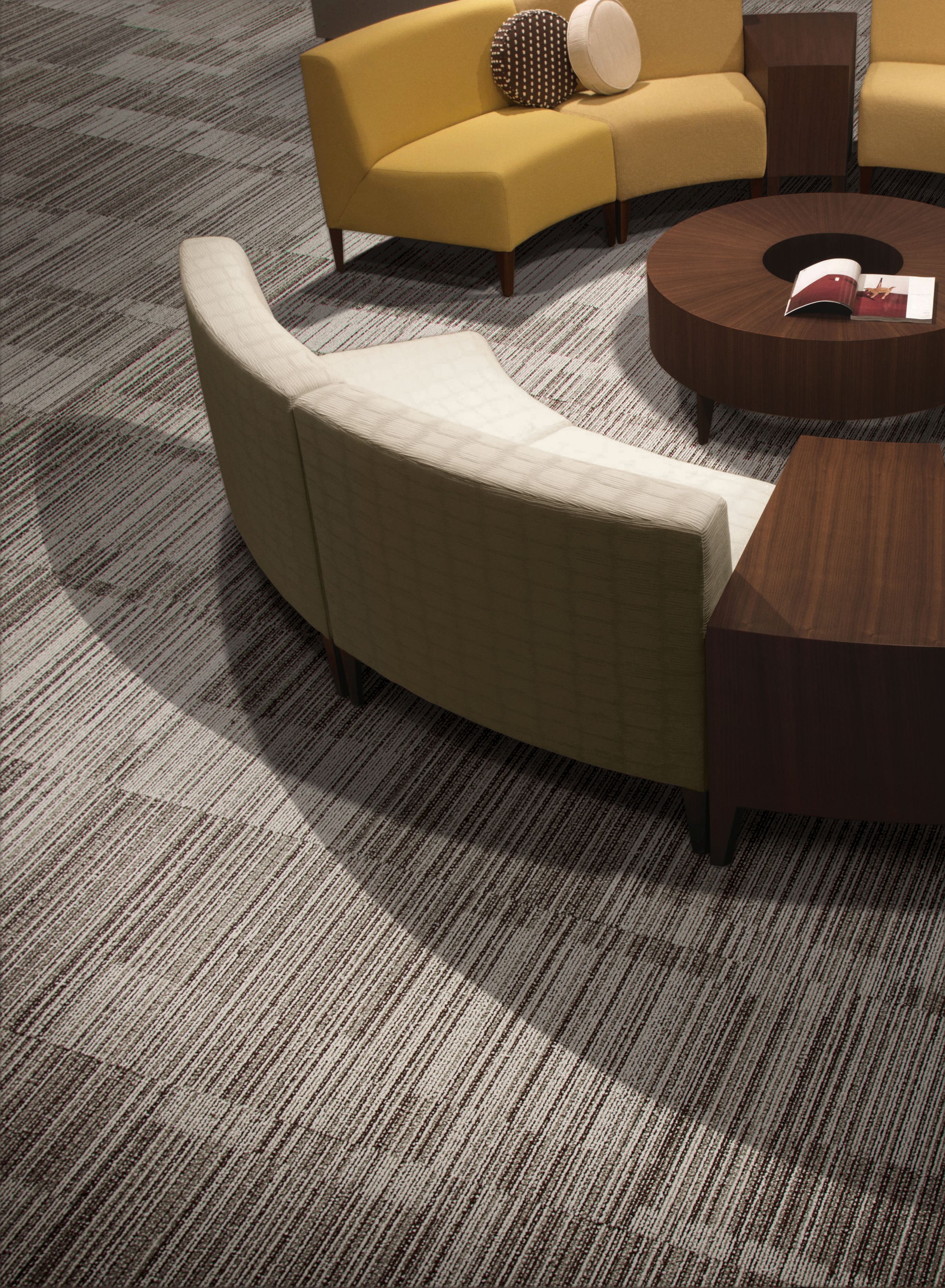Interface Lima carpet tile with round booth couch and circular wooden table numéro d’image 1