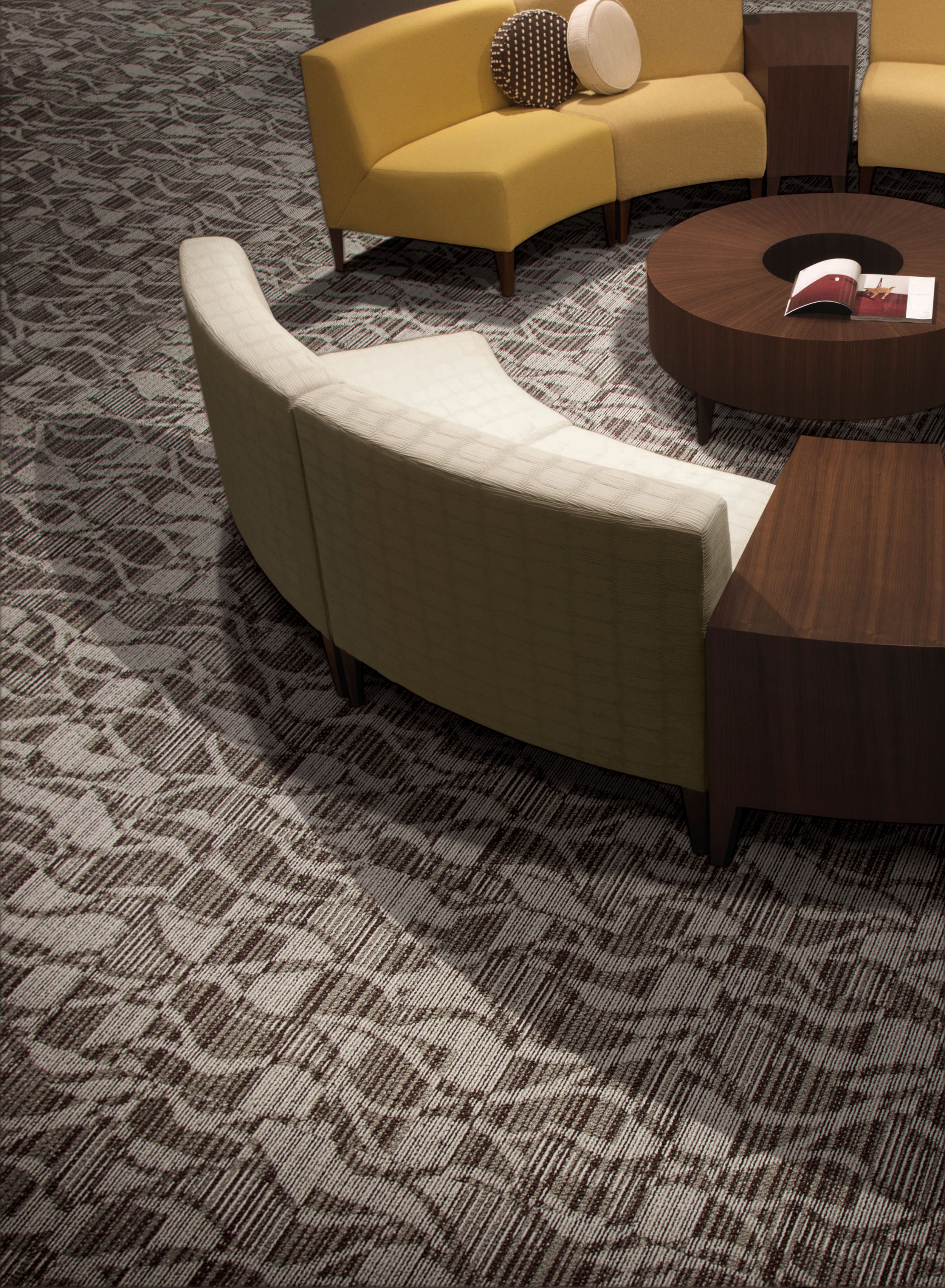 Interface Miramar Colores carpet tile with round bench seating and round wooden coffee table imagen número 1