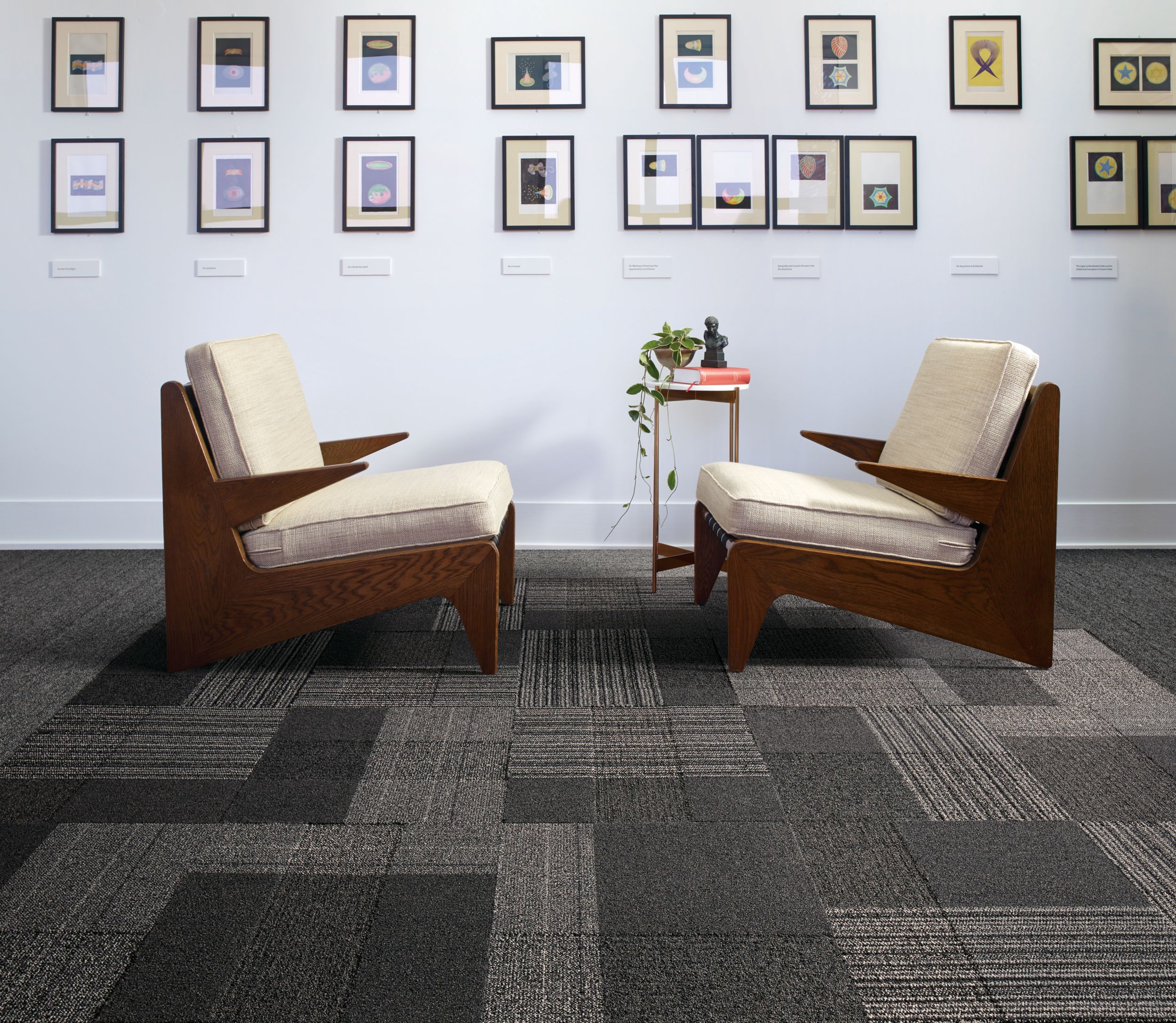 Interface ShadowBox Velour carpet tile and WW860 plank carpet tile in seating area with two chairs and a lot of small prints on the wall Bildnummer 4