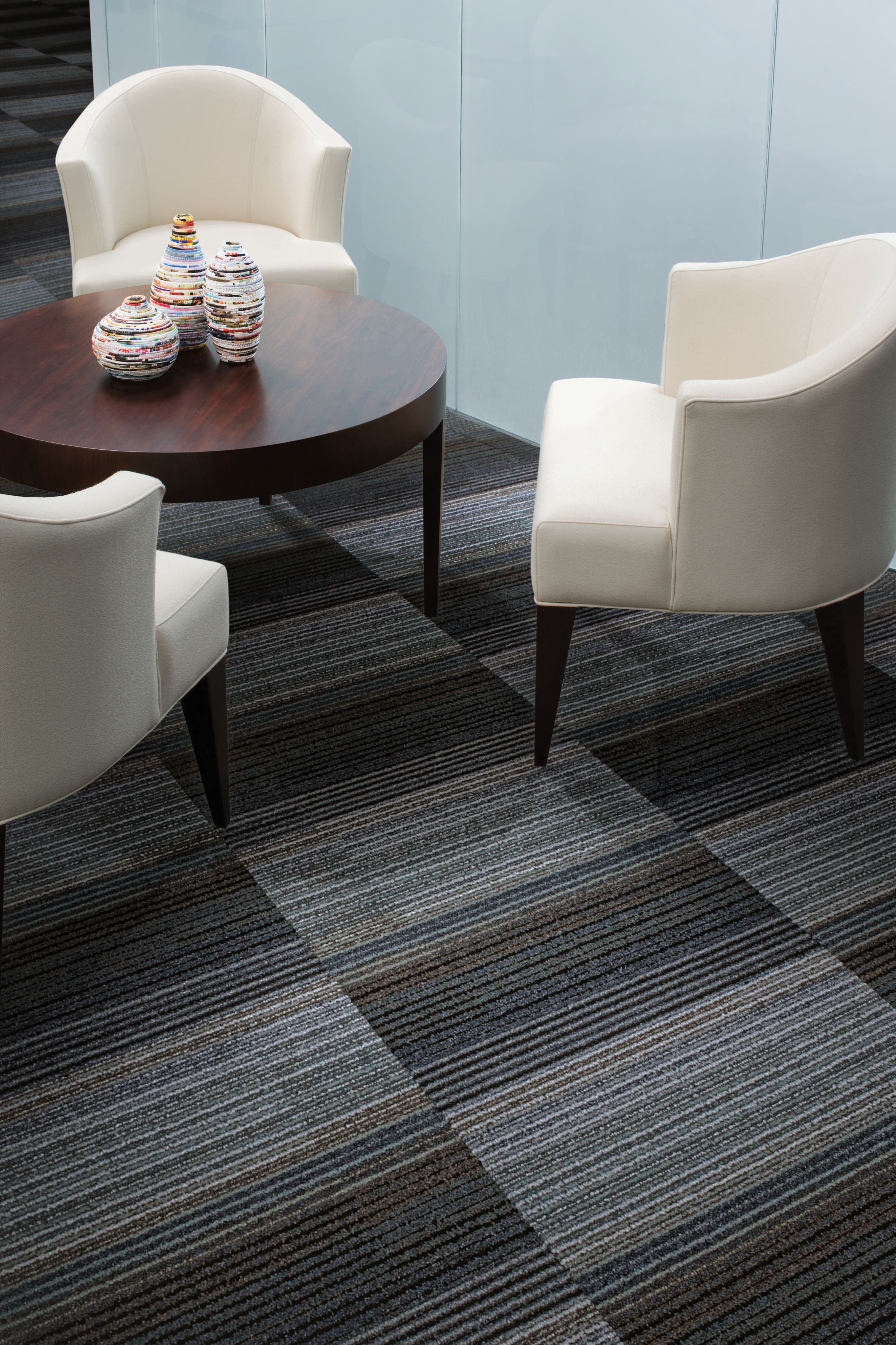 Interface Chenille Warp carpet tile in seating area with table and three chairs numéro d’image 1