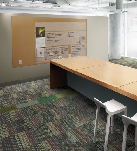Interface Chenille Warp and Viva Colores carpet tile in meeting room imagen número 10