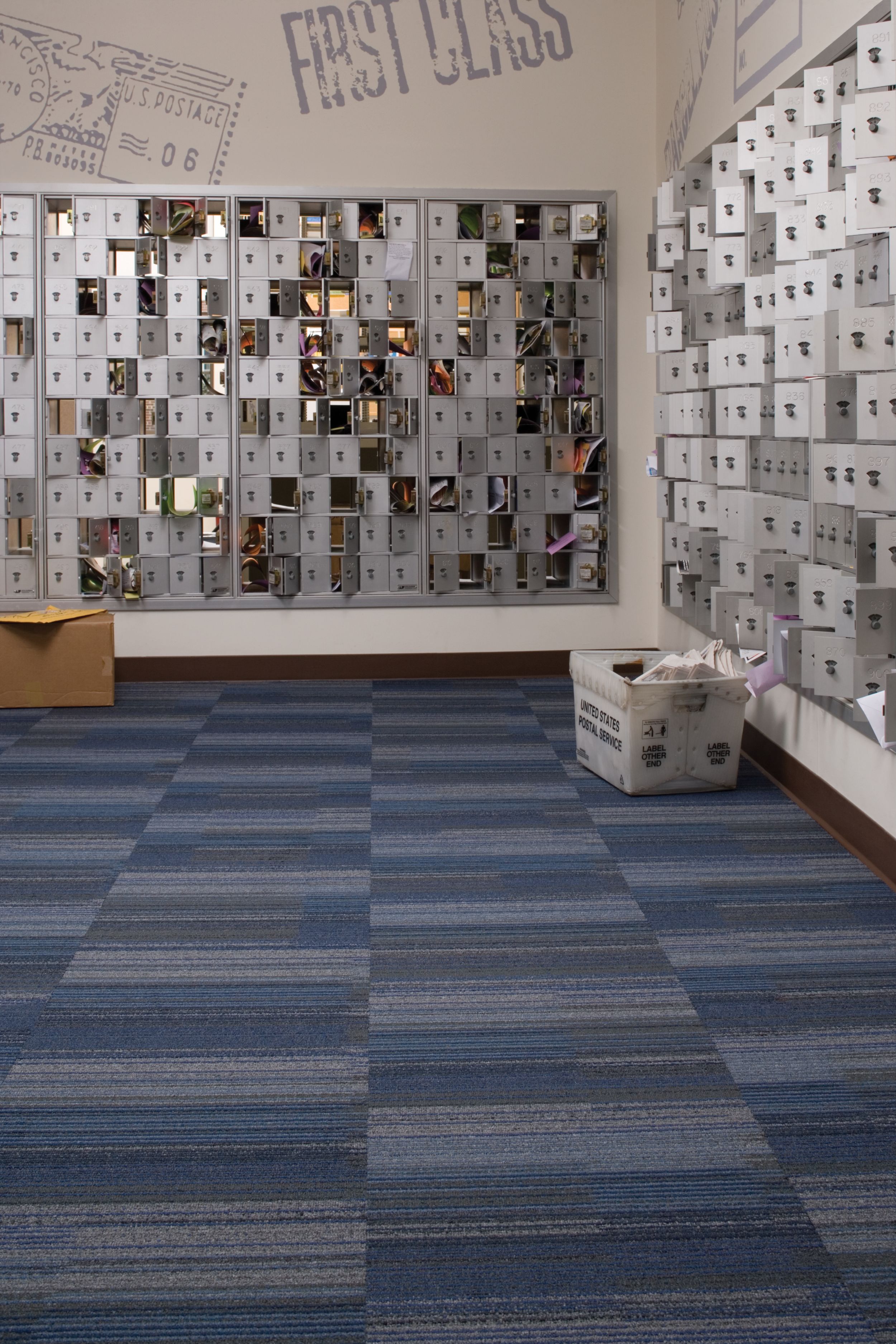 Interface Chenille Warp carpet tile in mail room numéro d’image 2