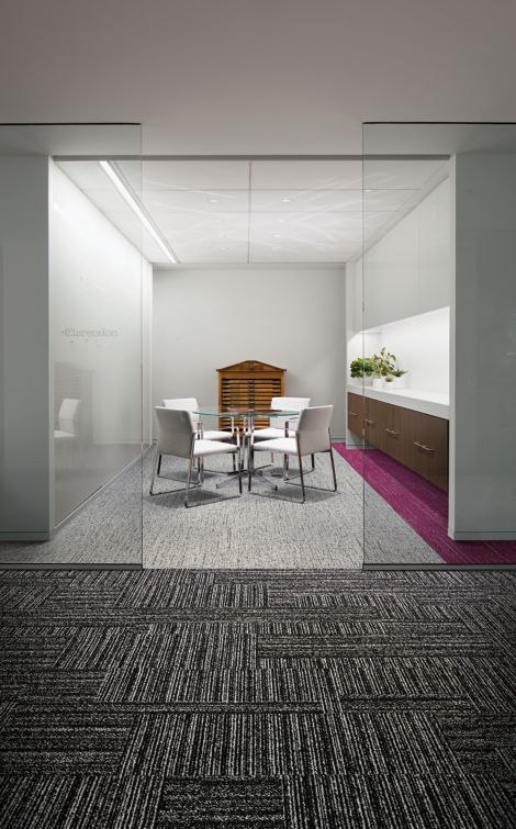 Interface Decibel, Circuit Board, and Haptic plank carpet tile in seating area with glass table and white chairs número de imagen 4