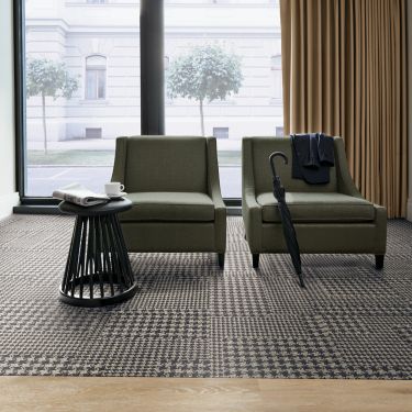 CARPET: Collins Cottage, Hound Charcoal LVT: Level Set Textured Woodgrains, Antique Light Oak Bildnummer 1