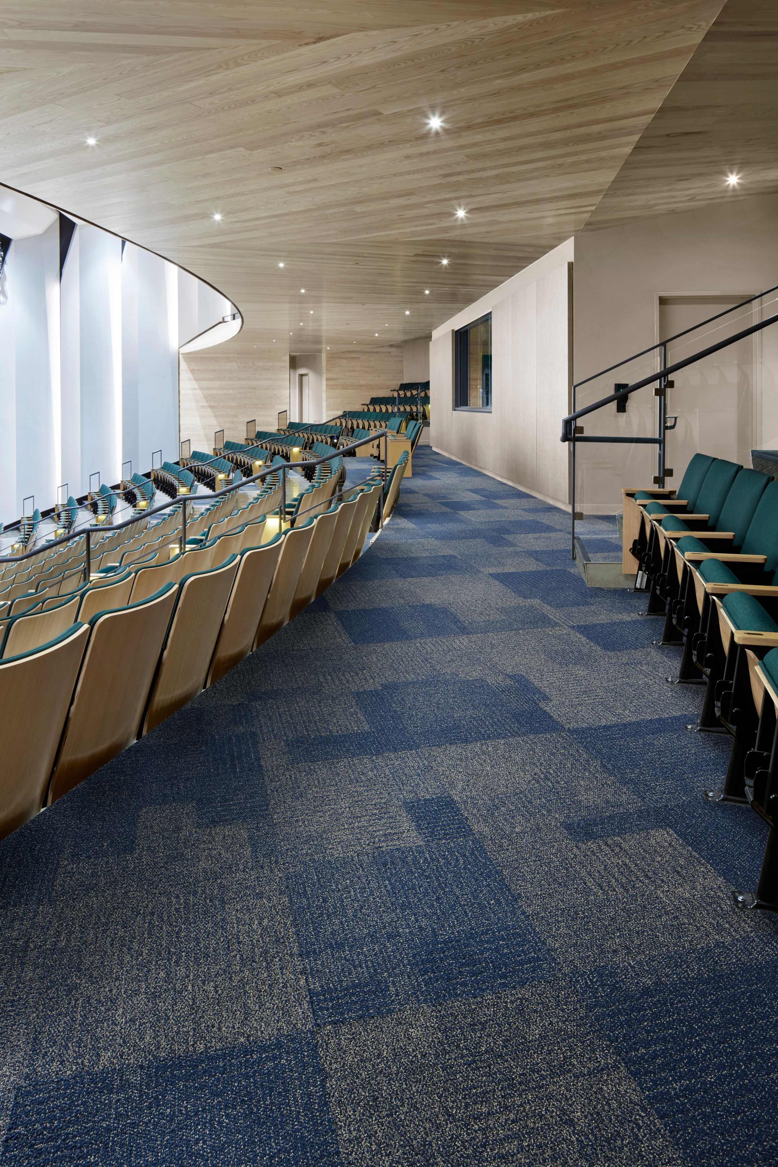 Interface Come and Go carpet tile in theater seating area with wood ceiling imagen número 1