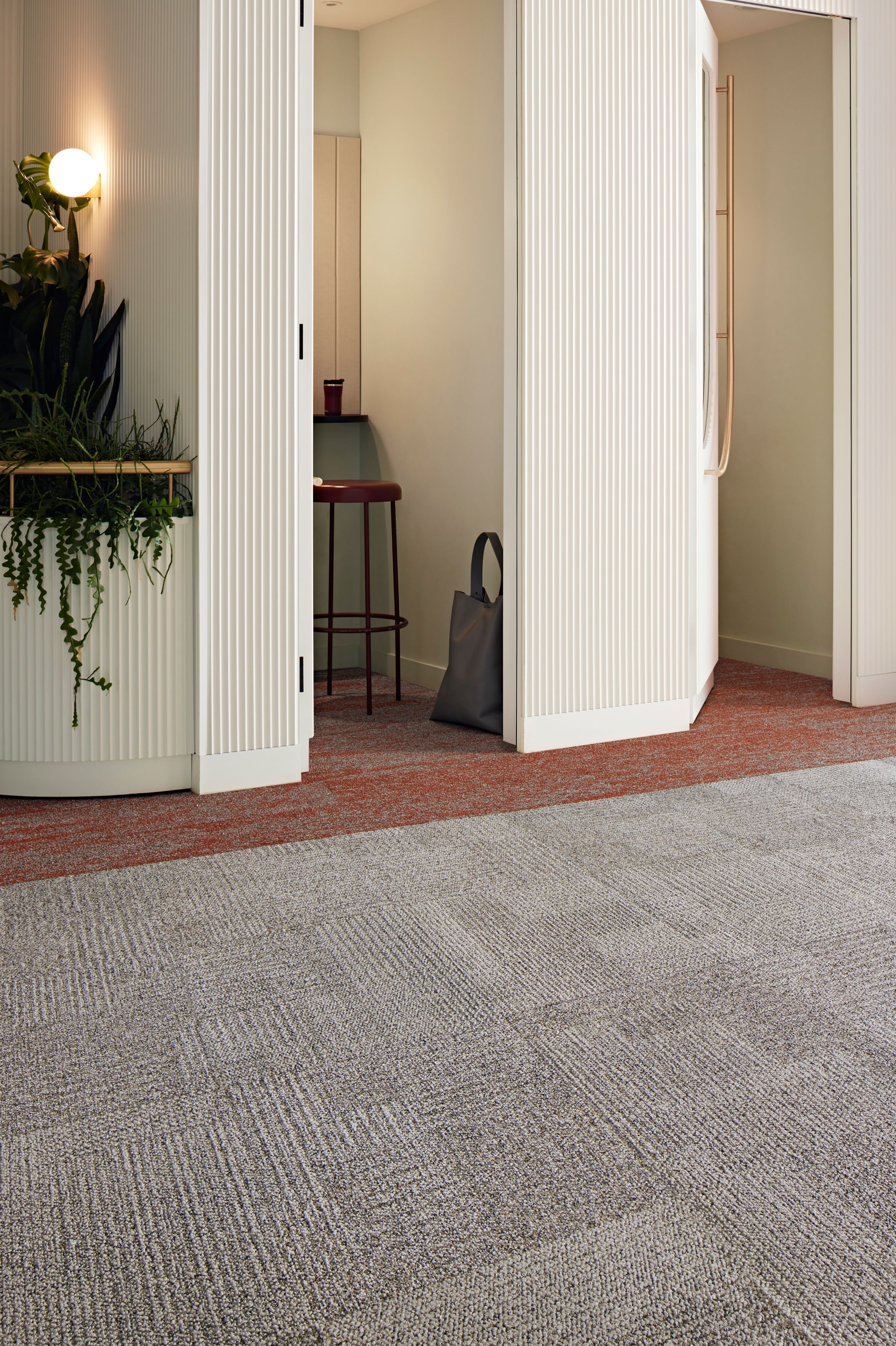 Interface Come and Go carpet tile with Free Reign plank carpet tile in workplace corridor and private booths imagen número 6