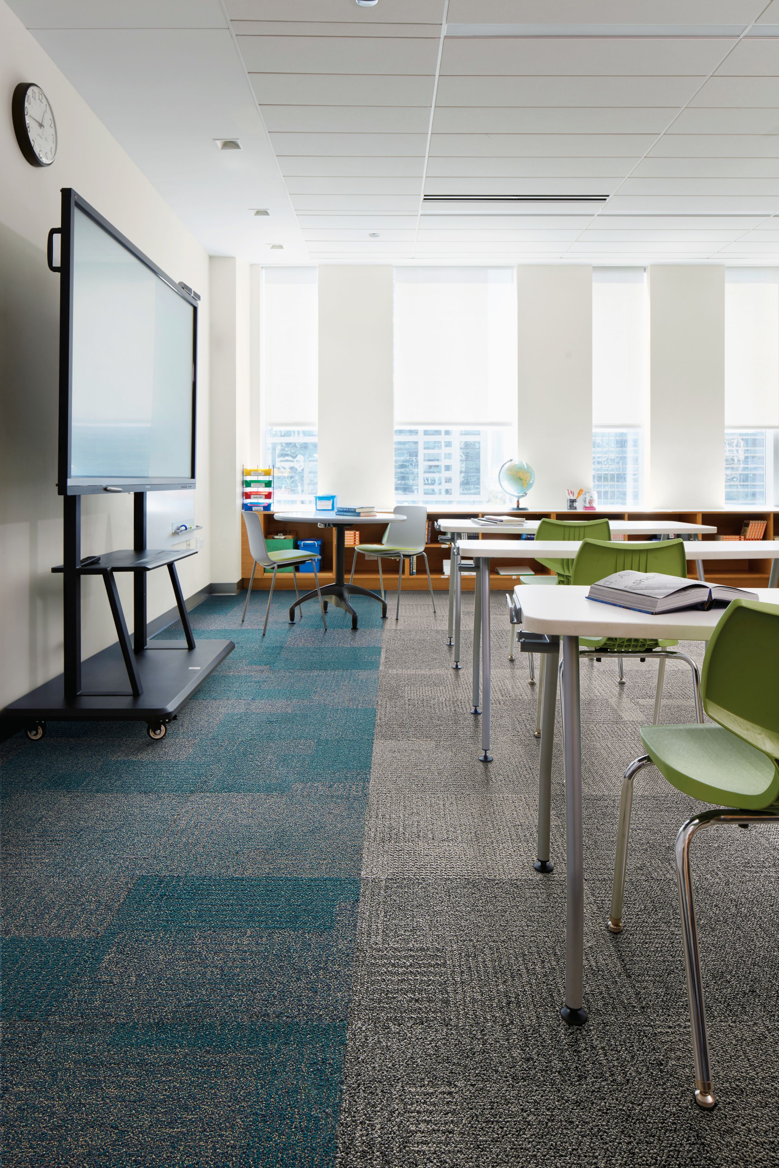 Interface Come and Go carpet tile in classroom imagen número 2