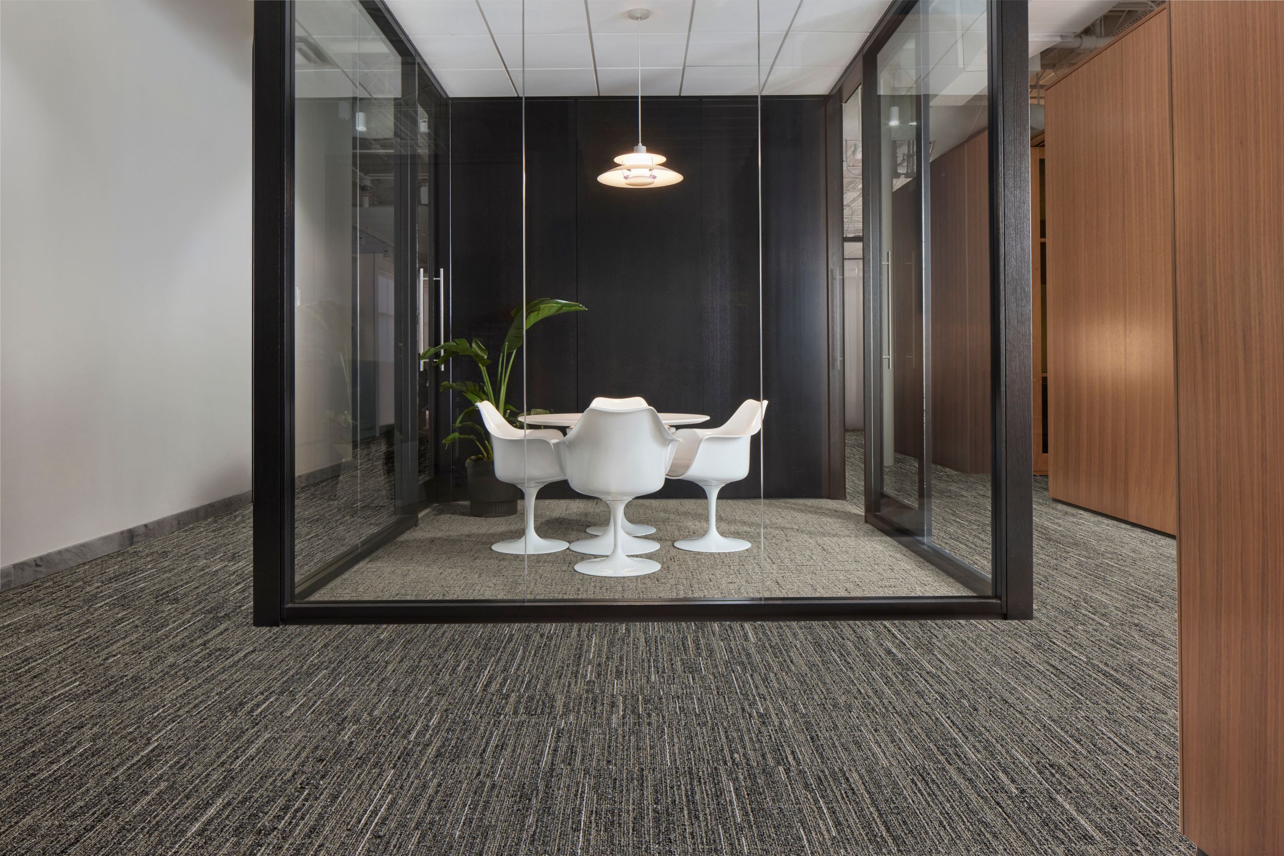Interface Comes Around and Positive Spin carpet tile in workplace meeting room and corridors afbeeldingnummer 6