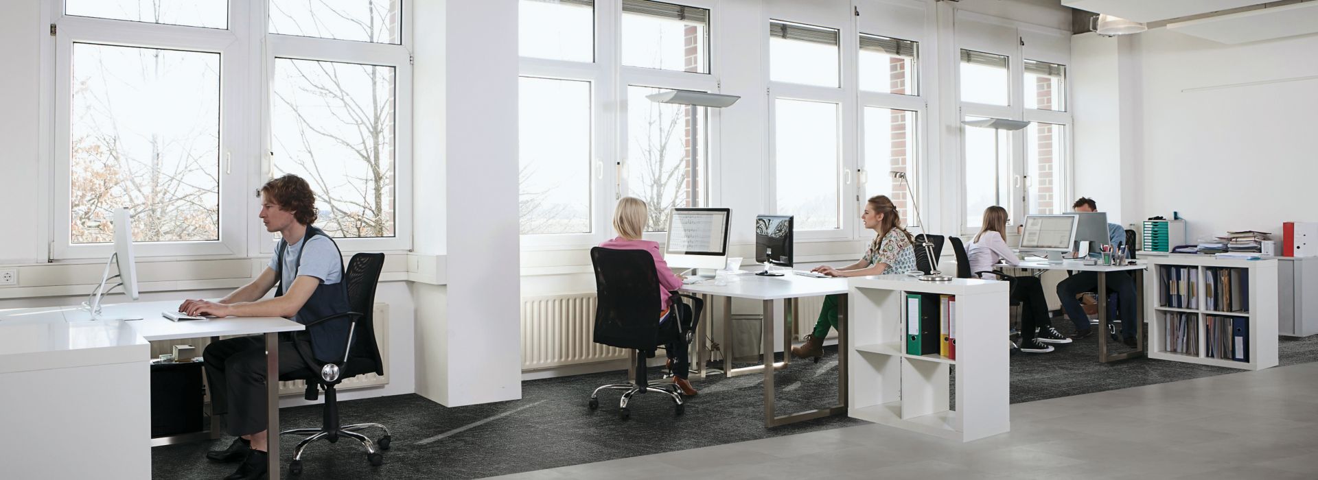 Interface Steady Stride Concretes LVT and Ice Breaker carpet tile in office workspace with cubicles numéro d’image 1