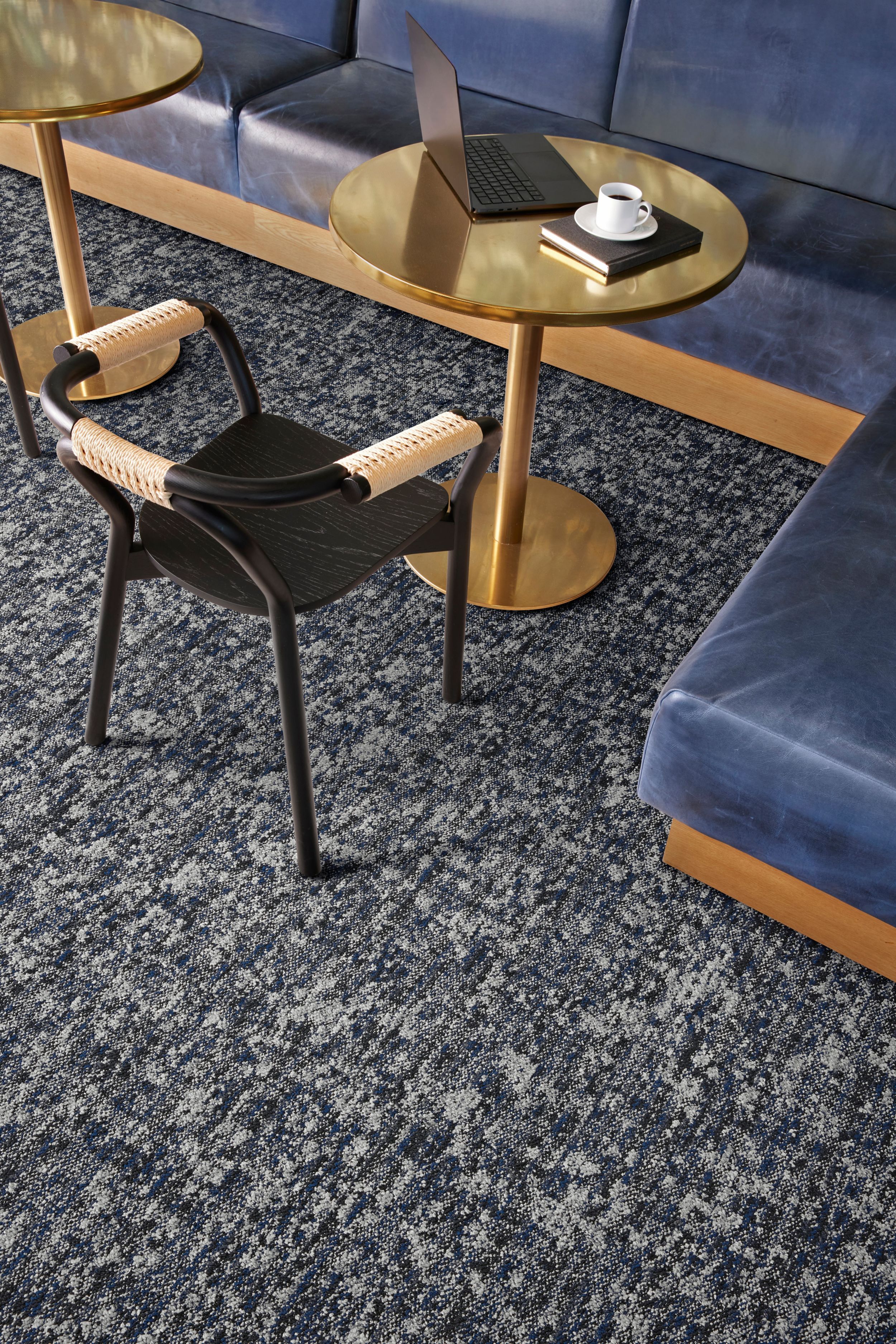 Interface Bound to Last carpet tile in seating area num&eacute;ro d&rsquo;image 2
