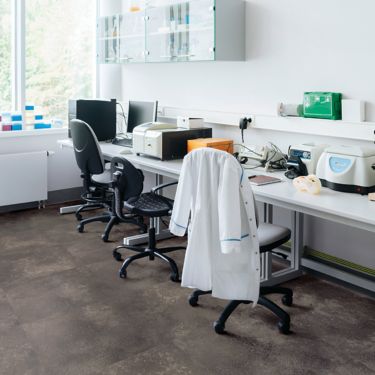 Interface Criterion Classic Stones LVT in lab setting with desk and equipment imagen número 1