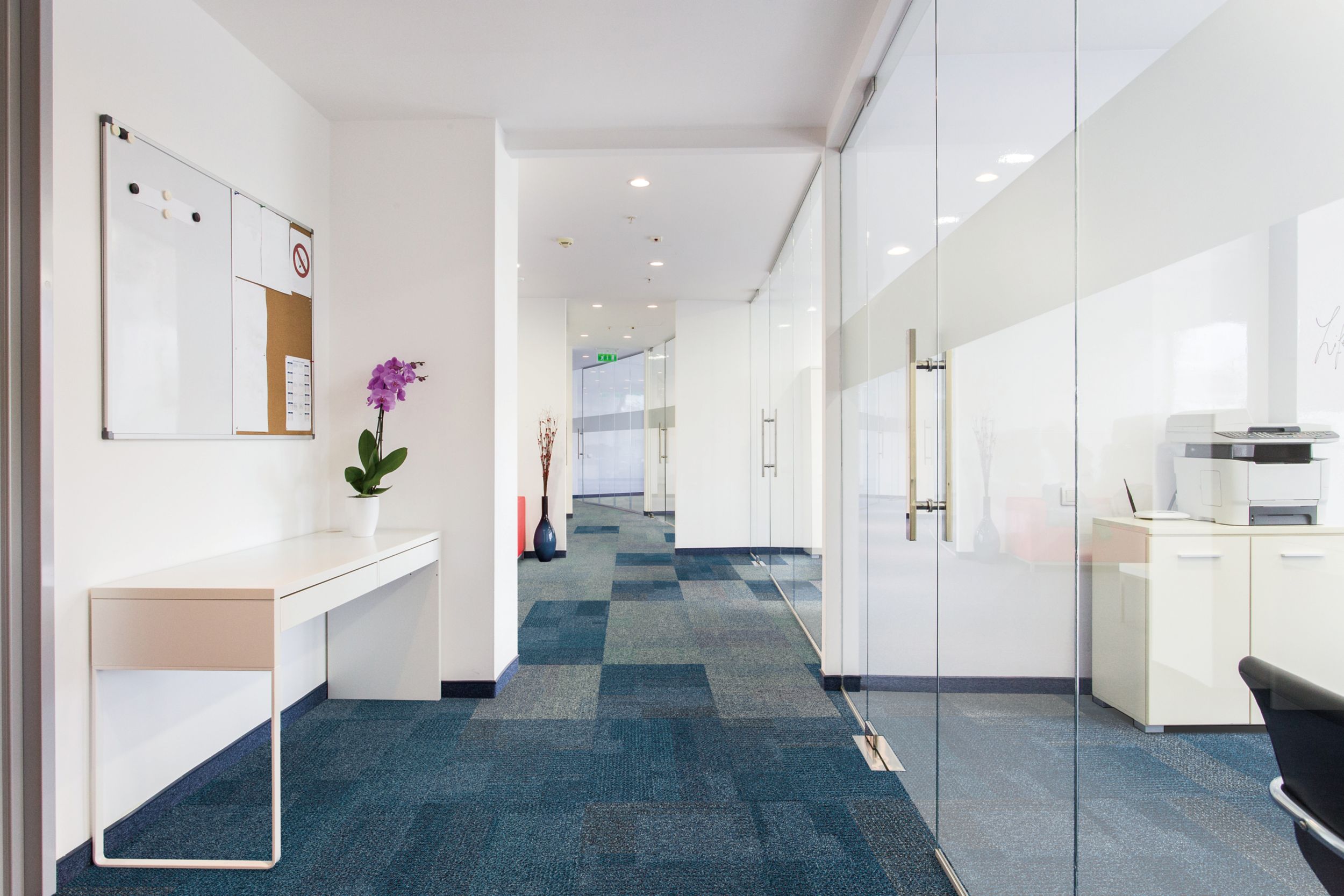 Interface Cubic carpet tile in office hallway imagen número 9