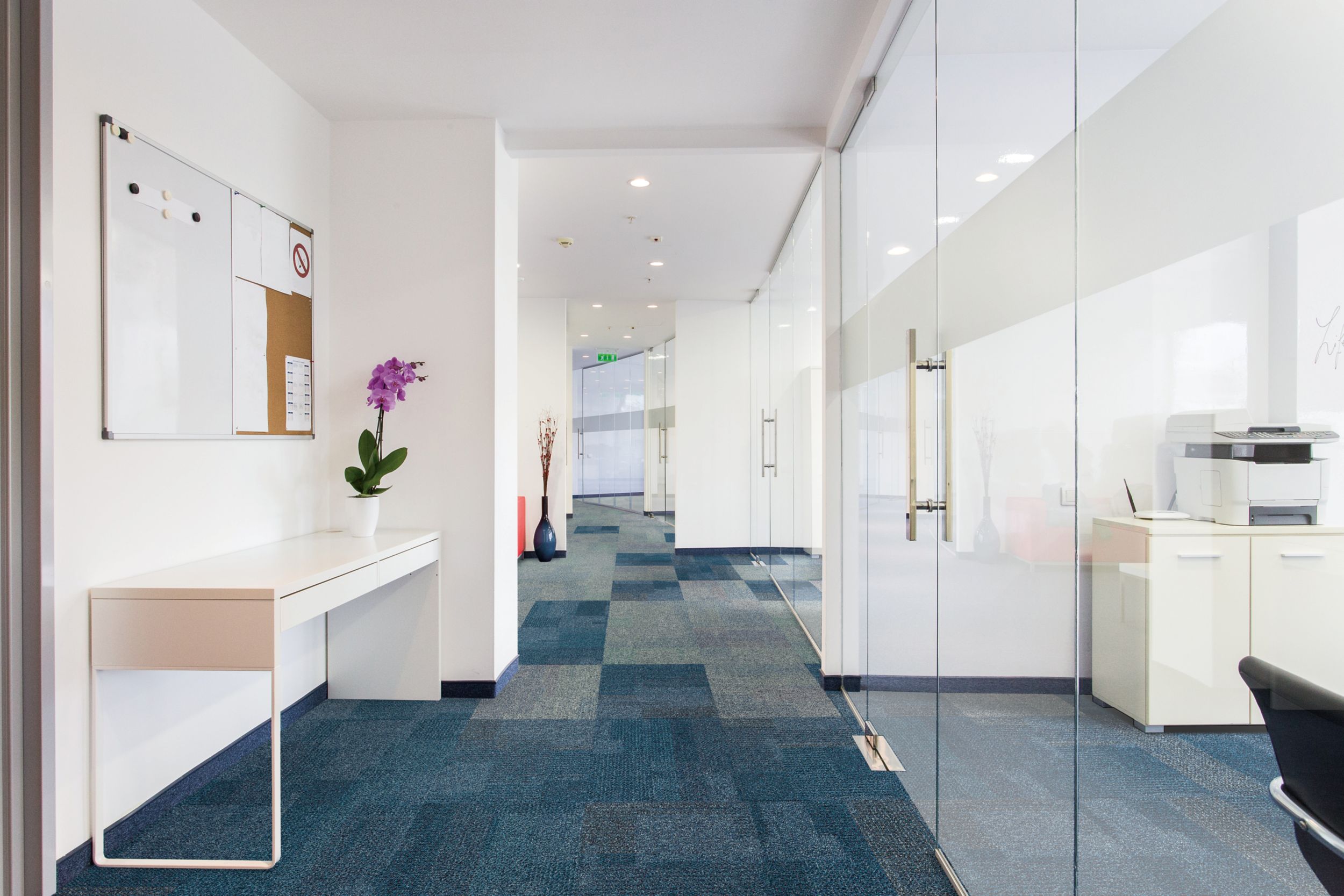 Interface Cubic carpet tile in office hallway imagen número 8