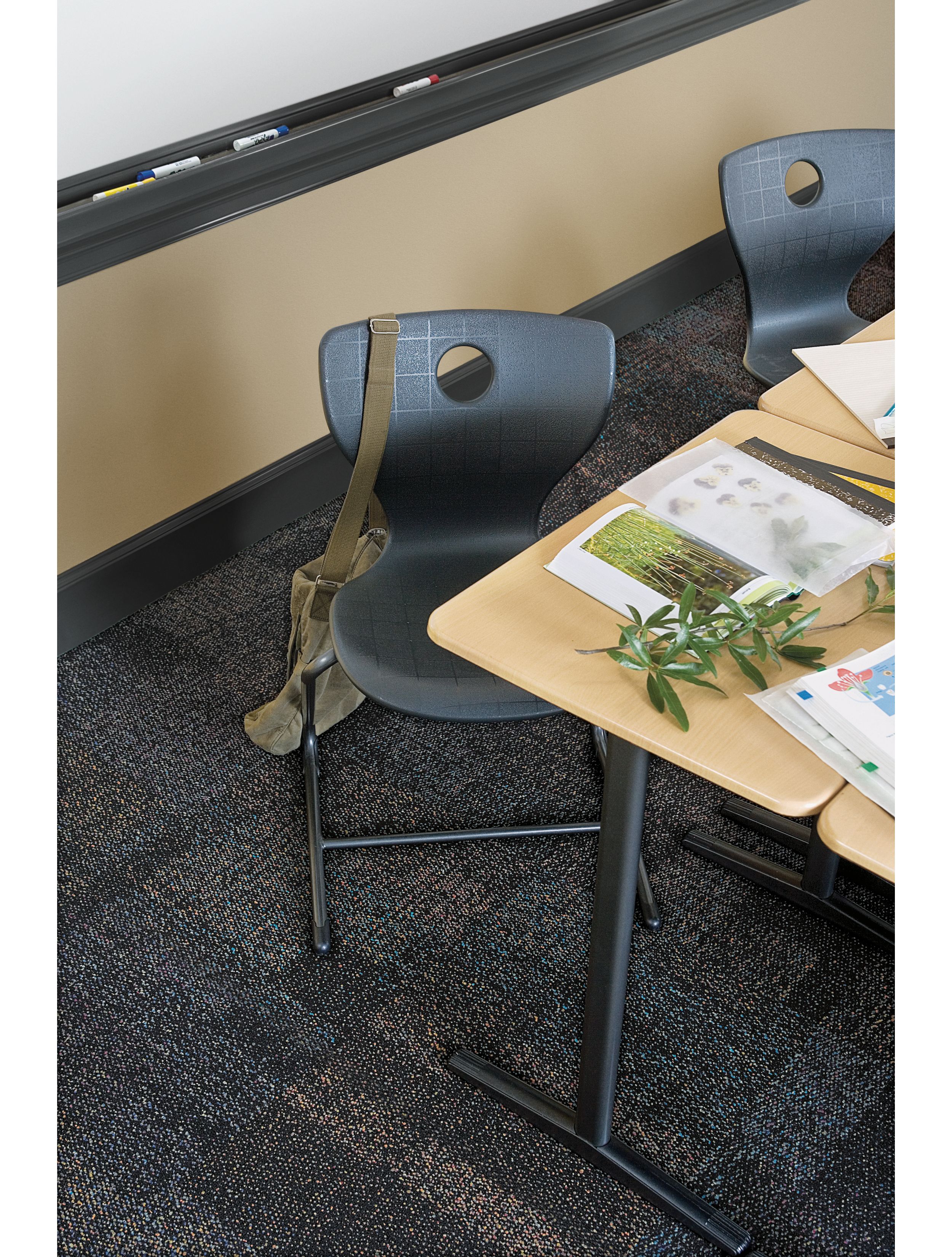 Top down view of Interface Cubic Colours carpet tile in classroom with desk imagen número 1