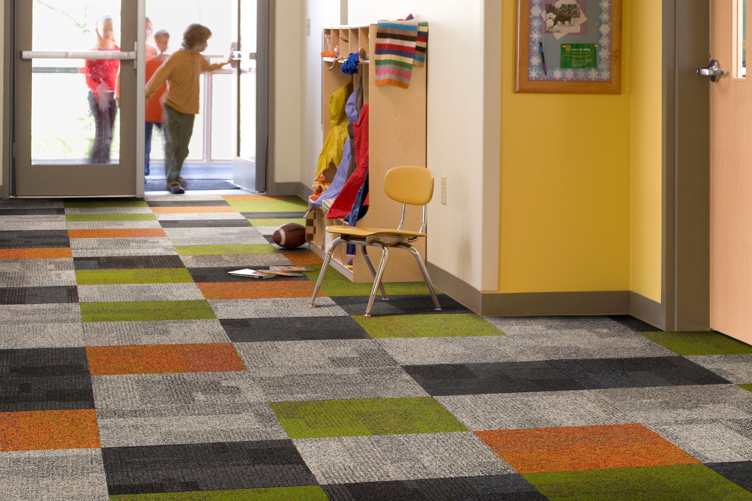 Interface Cubic and Cubic Colours in elementary school entryway with students walking through doors numéro d’image 3