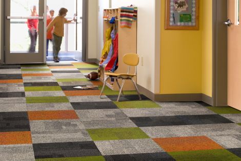 Interface Cubic and Cubic Colours in elementary school entryway with students walking through doors numéro d’image 3