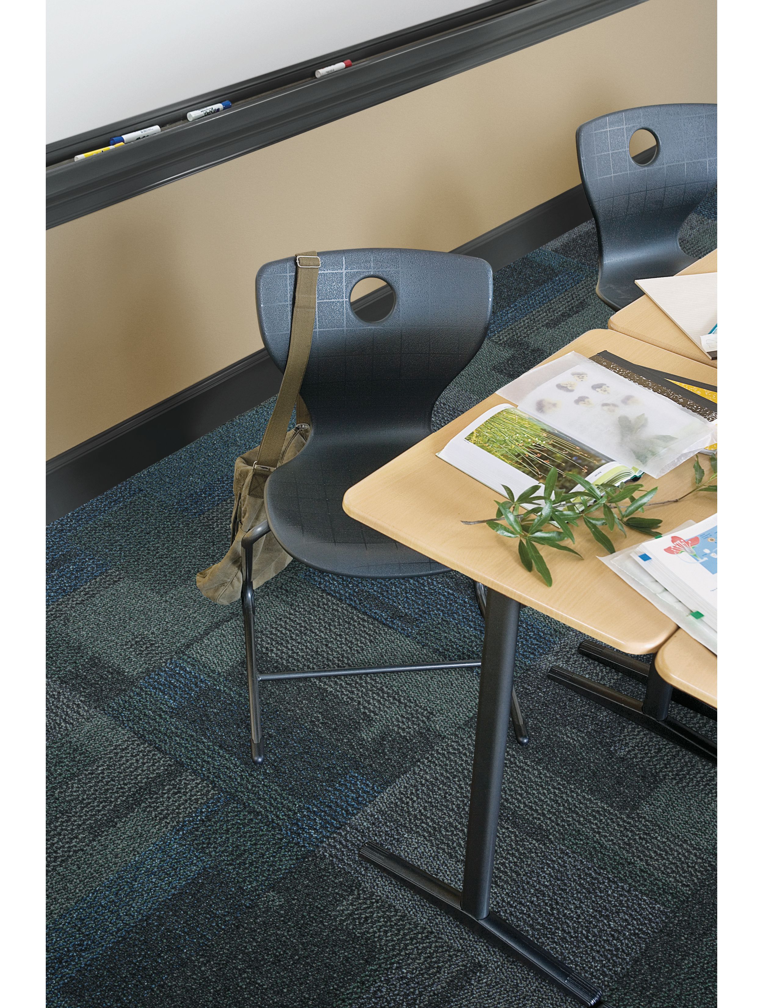 Top down view of Interface Cubic carpet tile in classroom with desk numéro d’image 1