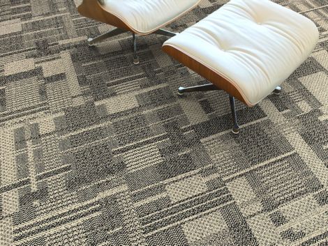 Detail of Interface DL923 carpet tile with Eames chair and ottoman imagen número 2