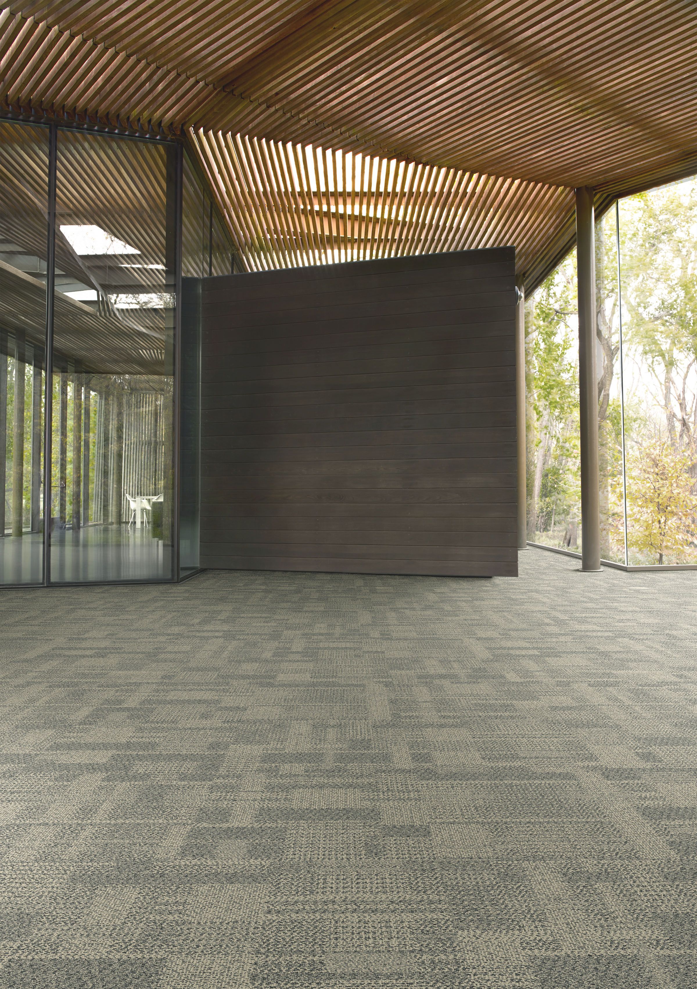 Interface DL923 carpet tile in open space with wood ceiling and wood accent wall numéro d’image 3