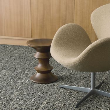 Interface DL925N carpet tile with chair and wood side table numéro d’image 1