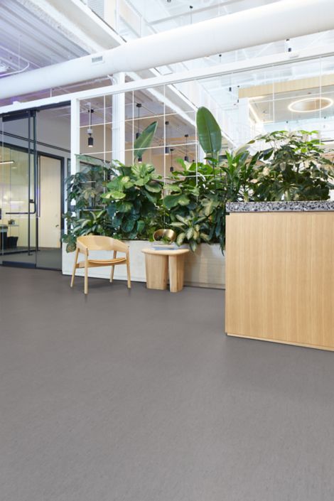 noraplan dariva rubber flooring in lobby image number 4