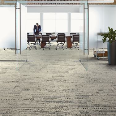 Interface Darning plank carpet tile in meeting area with man leaning over table Bildnummer 1