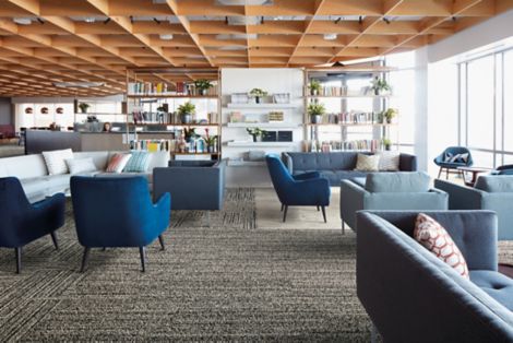Interface Overedge plank carpet tile in open lounge area with chairs and couches número de imagen 3