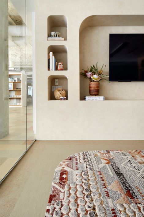 Interface Desert Ranch plank carpet tile with Shantung and Dither Silk plank LVT in meeting room imagen número 2