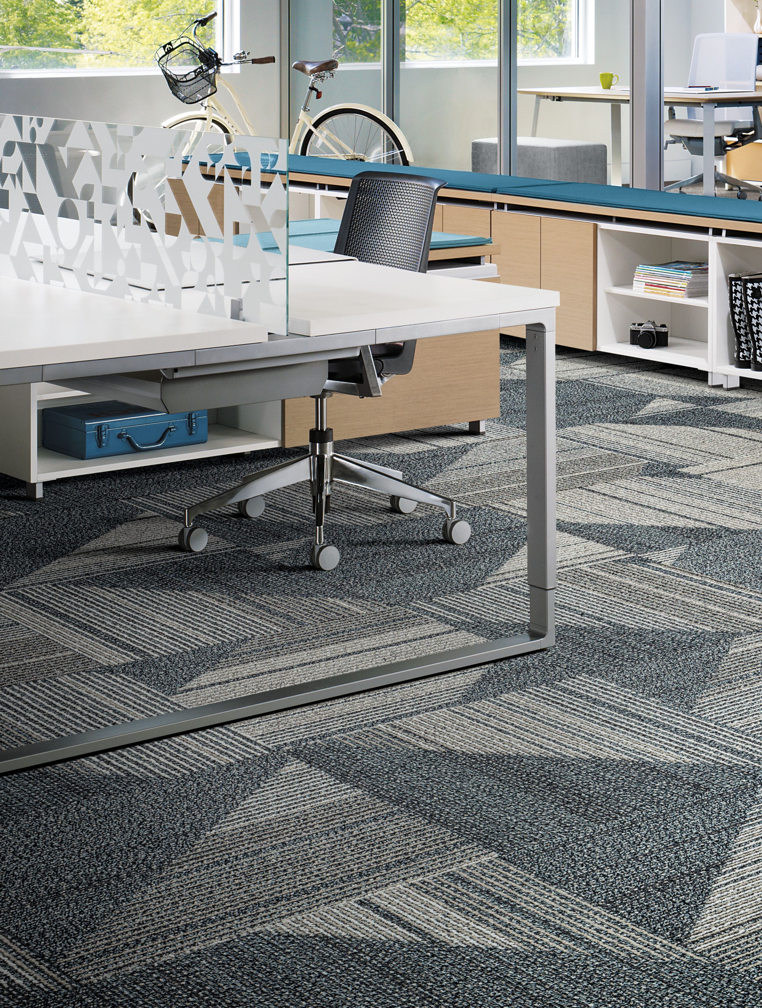 Interface Detours Ahead carpet tile in classroom area with tables and a chair numéro d’image 4