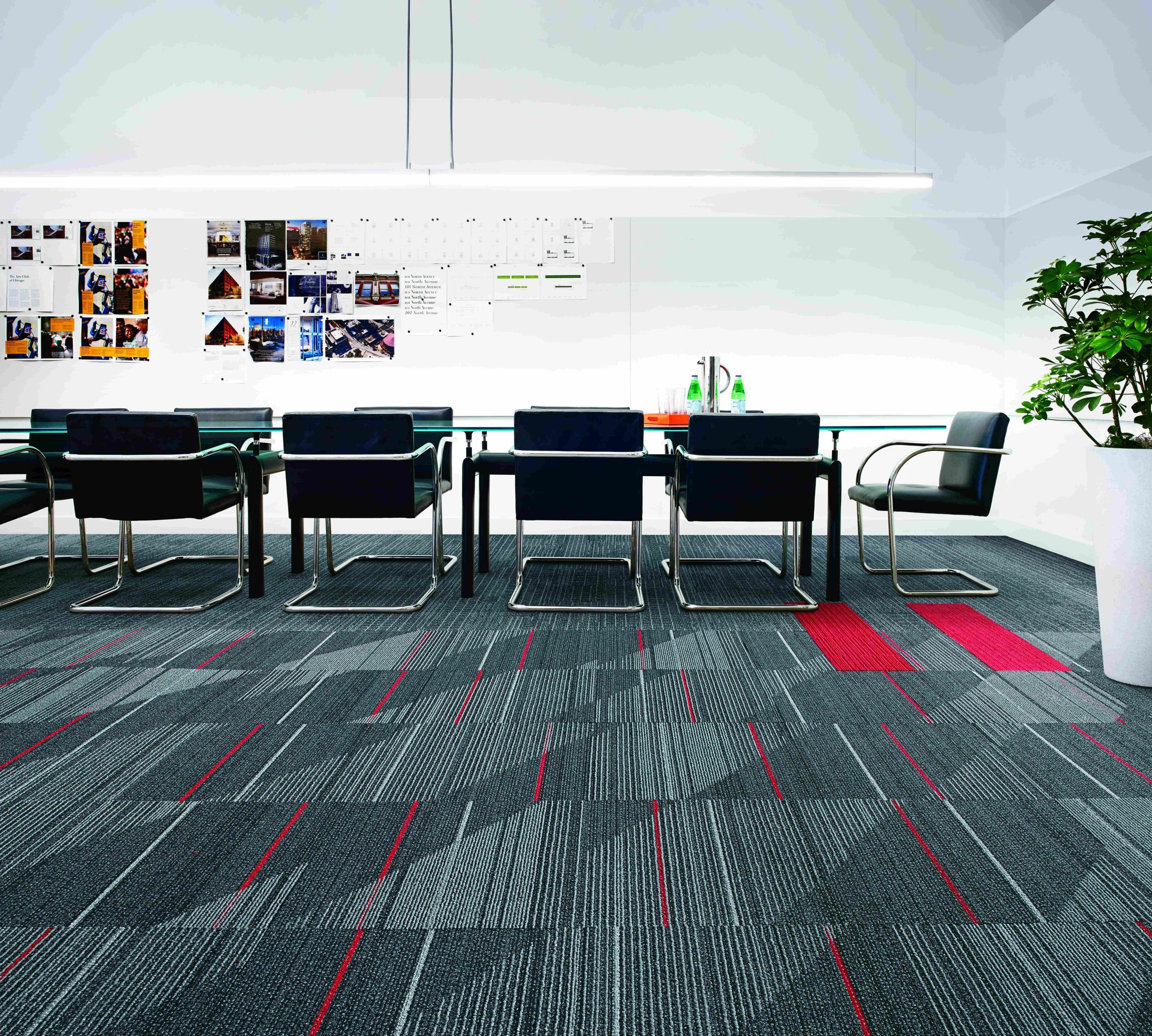 Interface CT111 and On Line plank carpet tile with Detours carpet tile in meeting room imagen número 10
