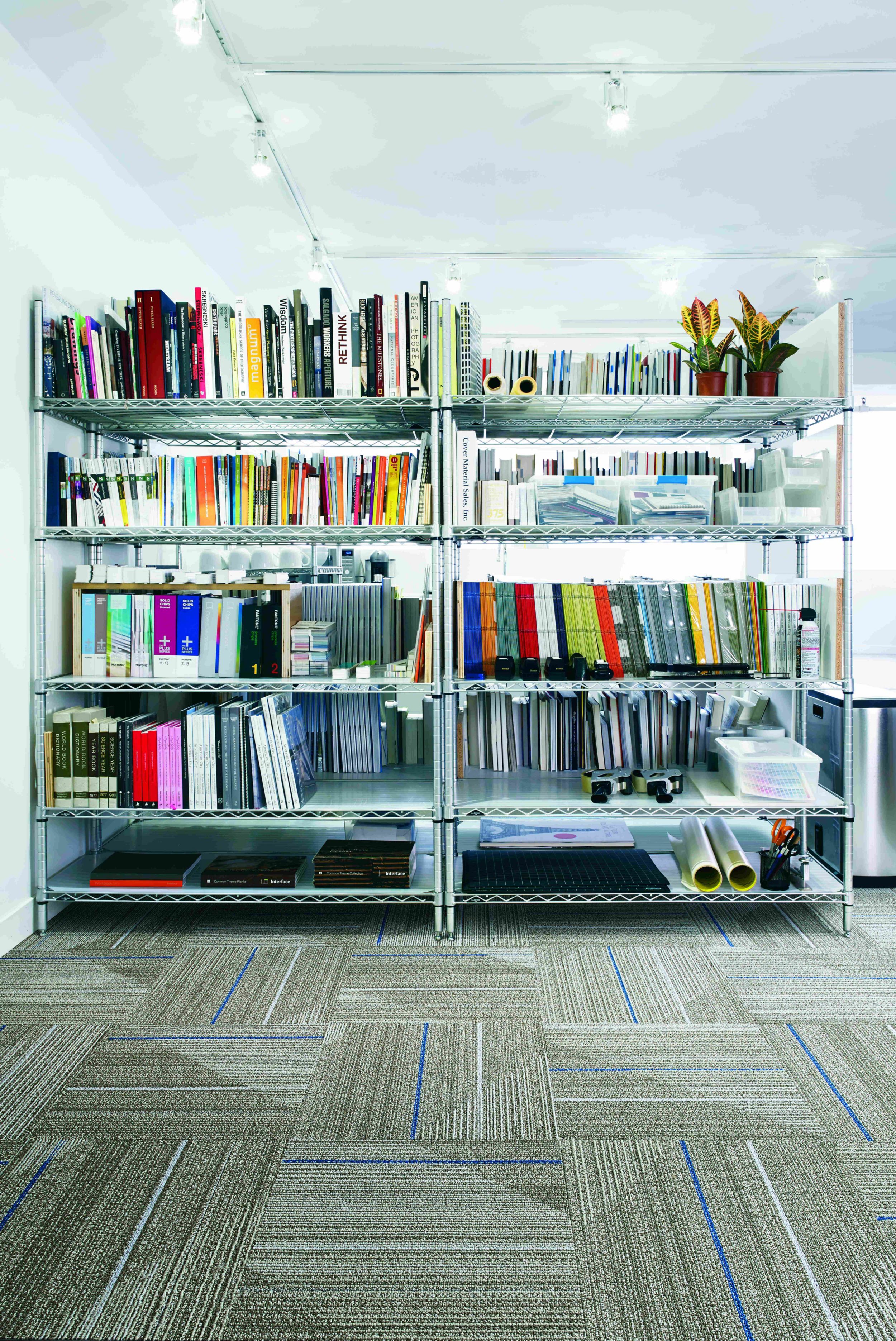 Interface Detours carpet tile in small area with bookshelves imagen número 1