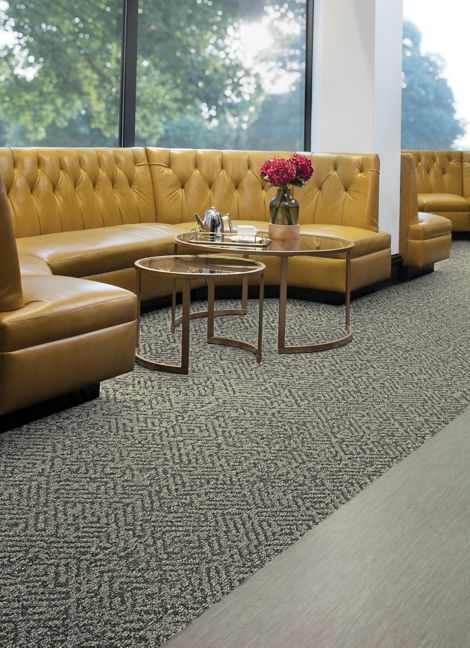 Interface Diamond Dream plank carpet tile and Brushed Lines LVT in small seating area with curved couch and glass tables numéro d’image 6