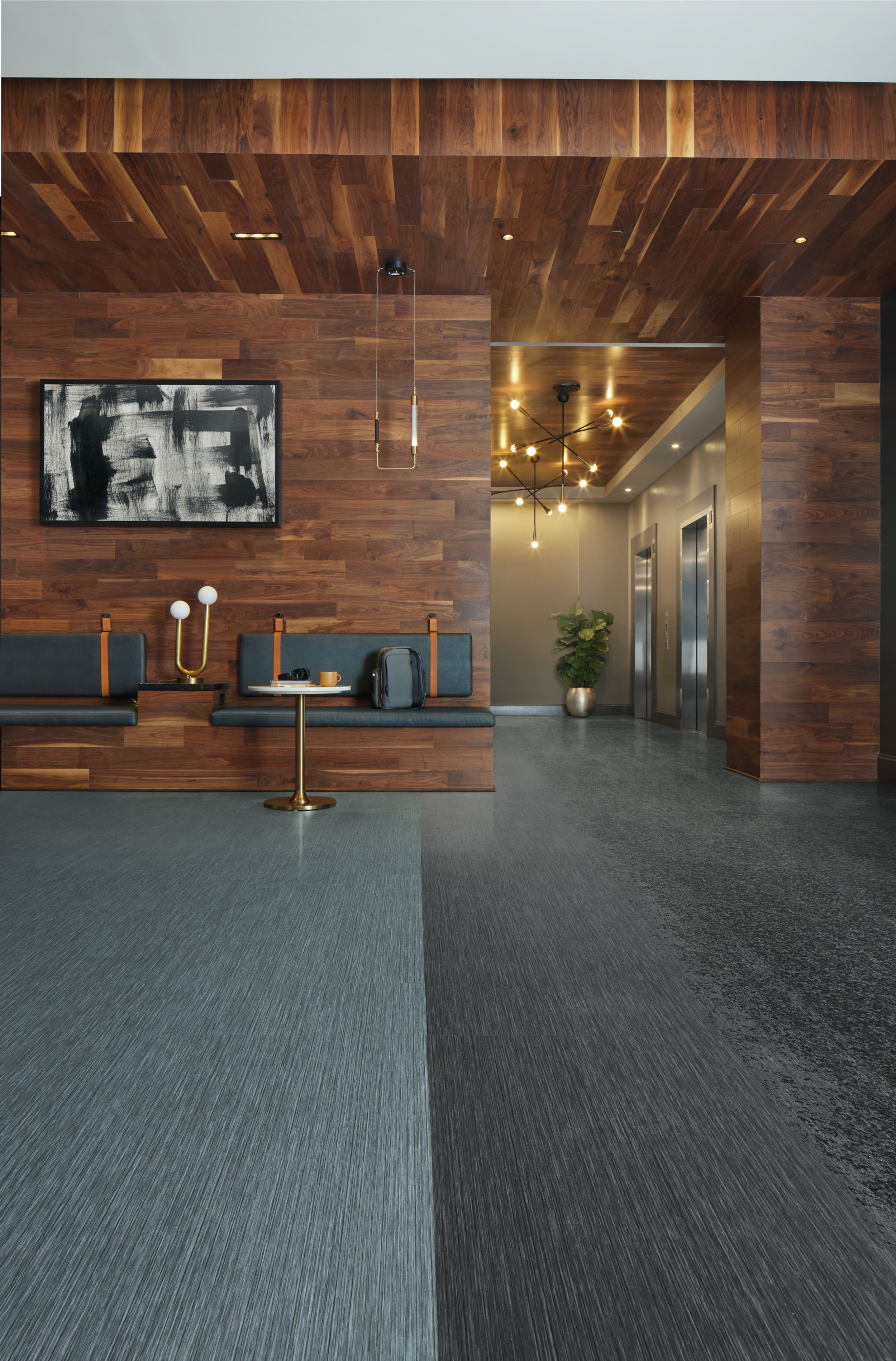 Interface Dither Silk LVT with Silk Age LVT and Shantung LVT in an open lobby imagen número 3