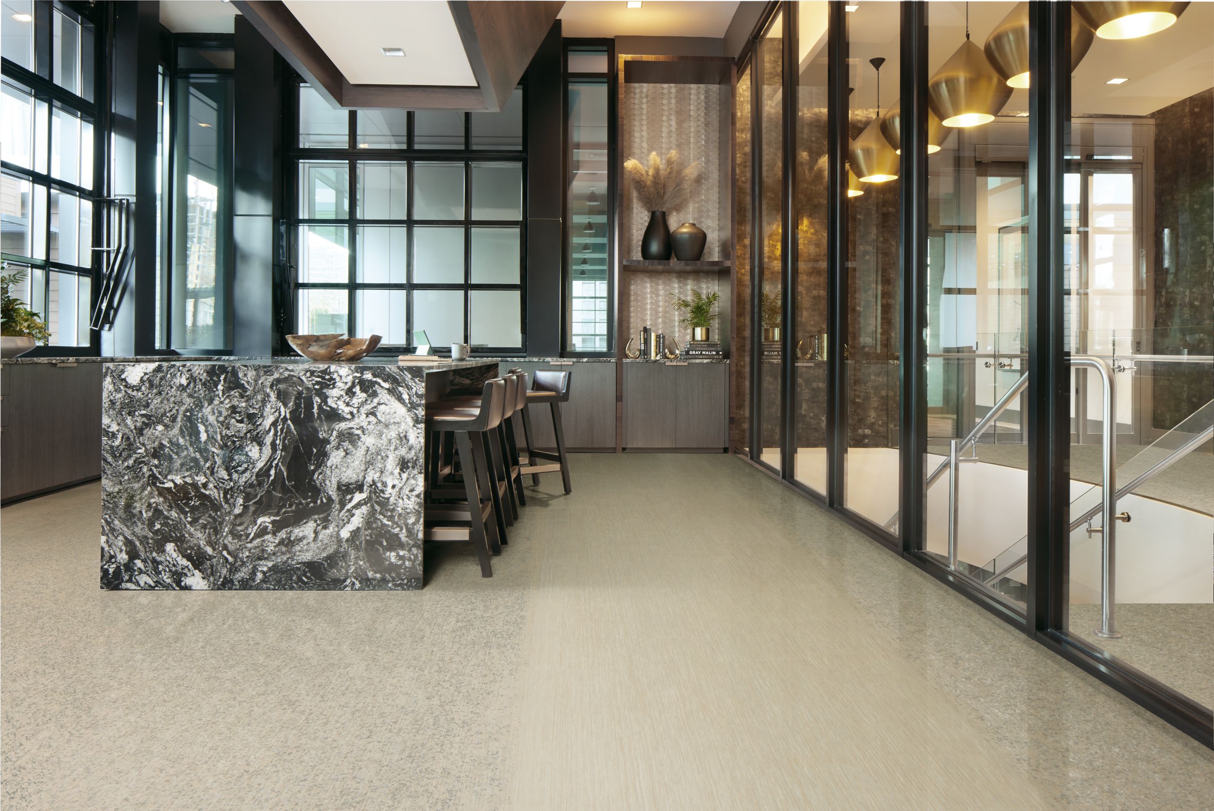 Interface Dither Silk LVT with Silk Age LVT and Shantung LVT in  a dining area numéro d’image 7