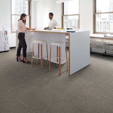 Interface Dover Street carpet tile in work area with standing desk and two chairs afbeeldingnummer 1