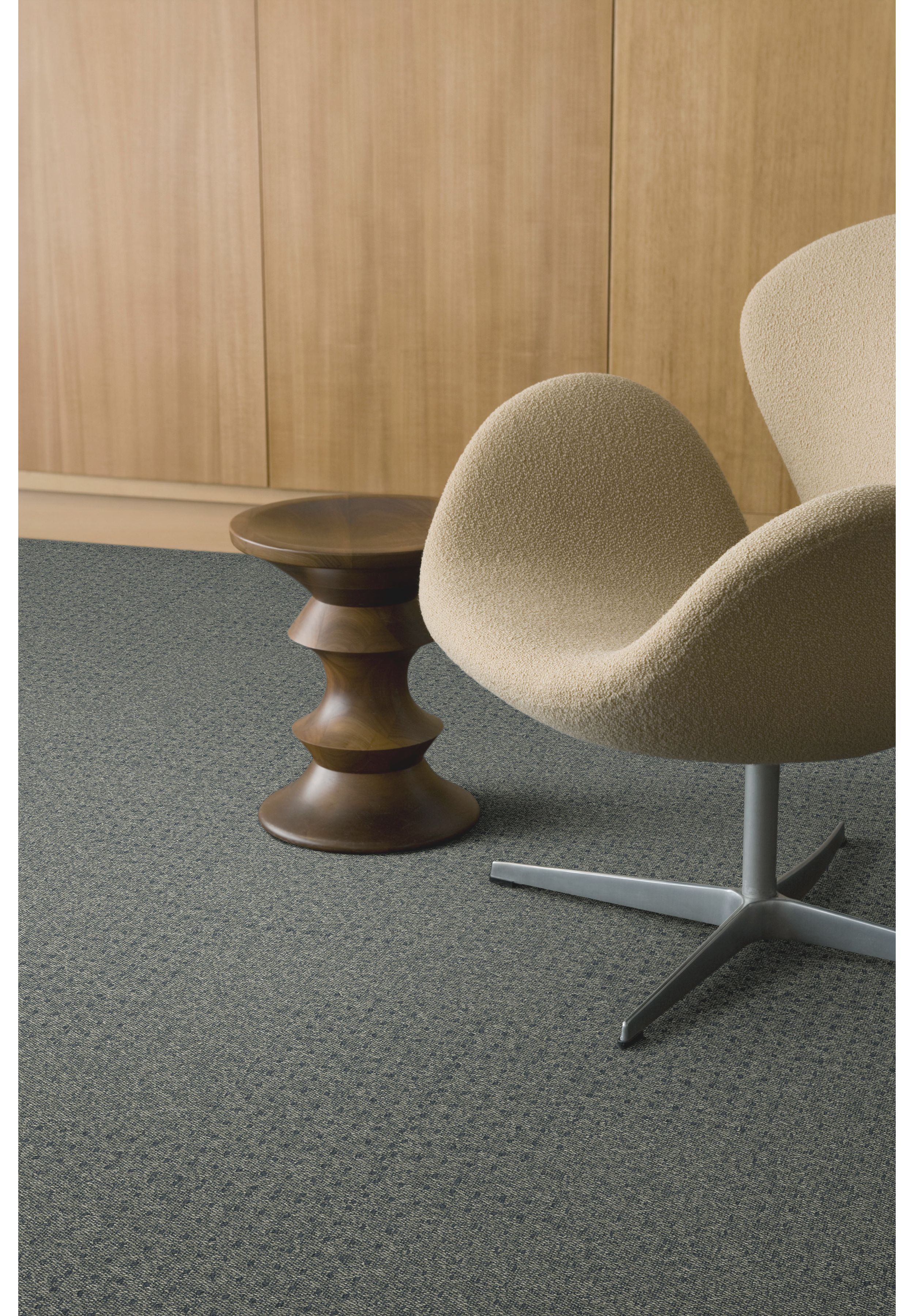 Interface Dover Street carpet tile close up with chair and small side table Bildnummer 3