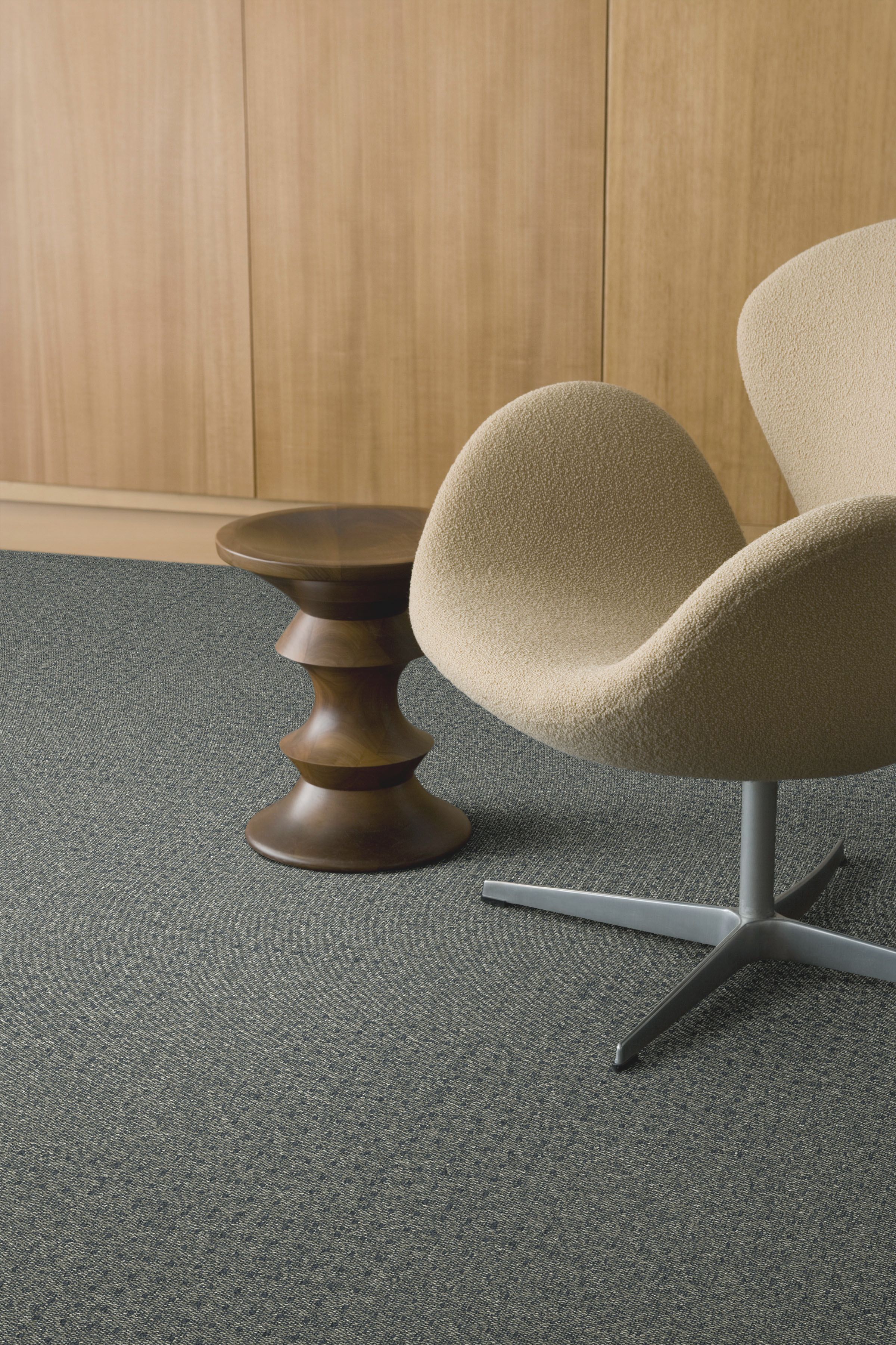 Interface Dover Street carpet tile close up with chair and small side table afbeeldingnummer 6