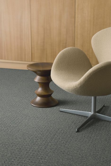 Interface Dover Street carpet tile close up with chair and small side table afbeeldingnummer 3