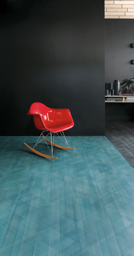 Interface Drawn Lines LVT in common area with red rocking chair  Bildnummer 9