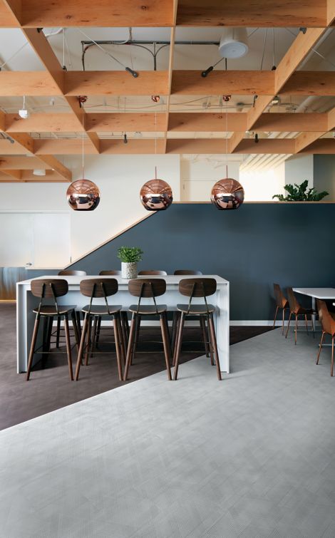 Interface Drawn Lines LVT in office common area with high table and chairs Bildnummer 3