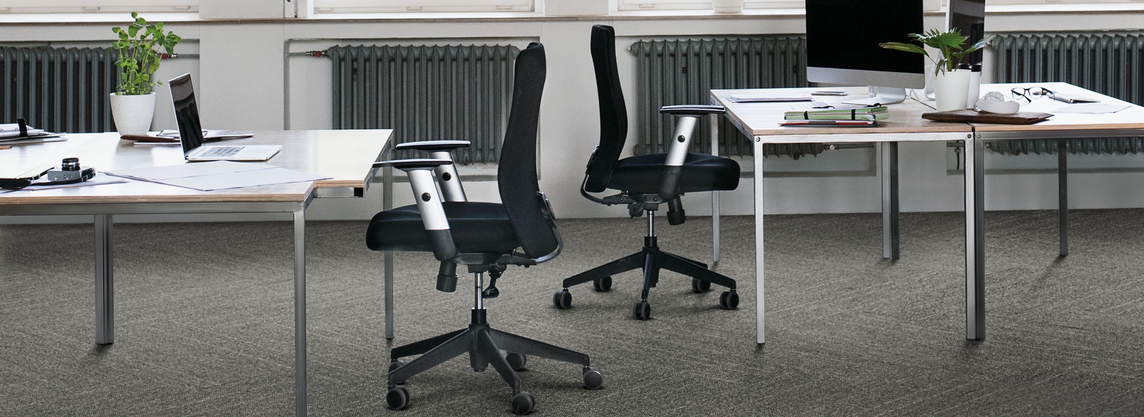 Interface Drawn Thread plank carpet tile in open work area with two desks and chairs numéro d’image 1