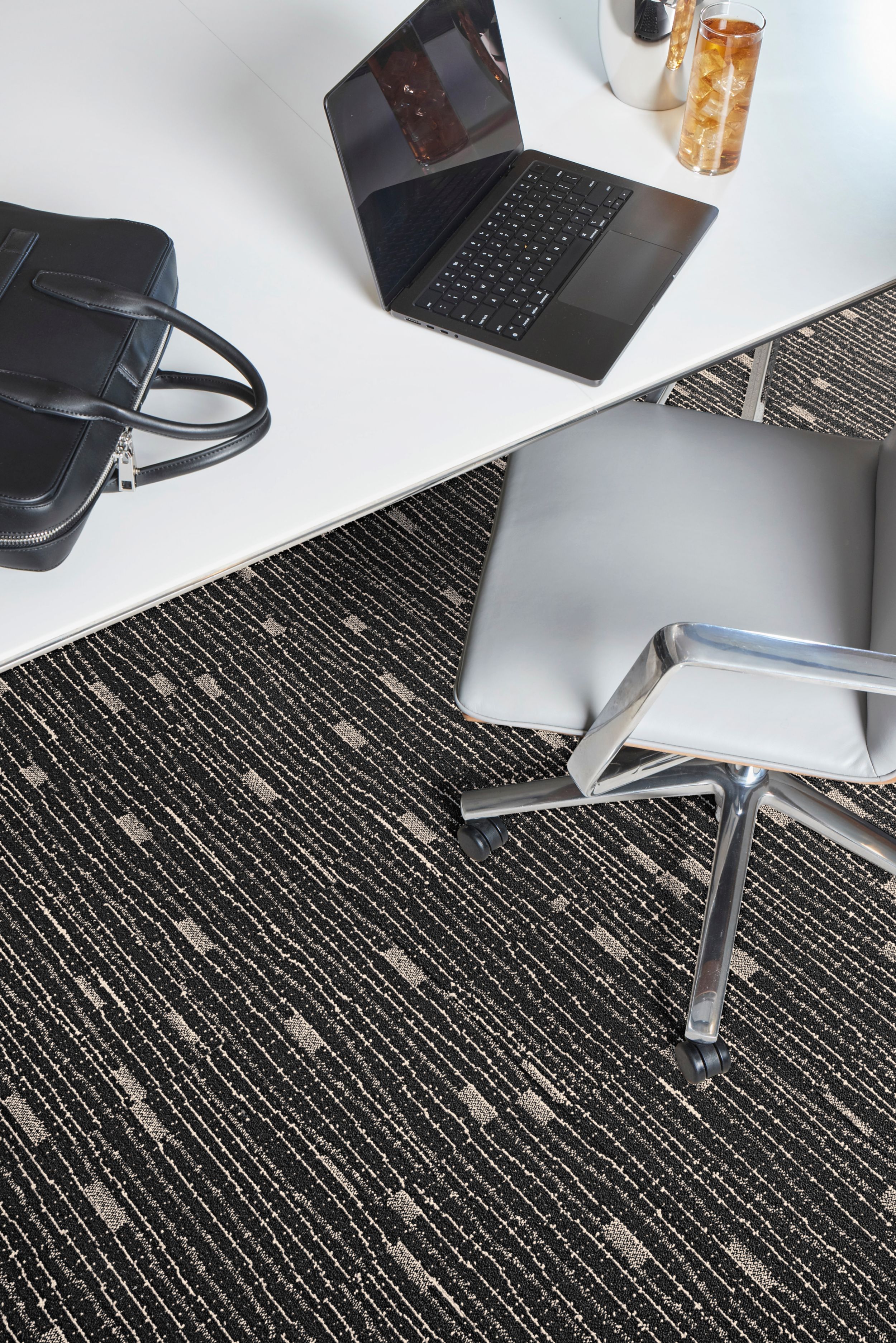 Interface Tied Together II plank carpet tile in office numéro d’image 1