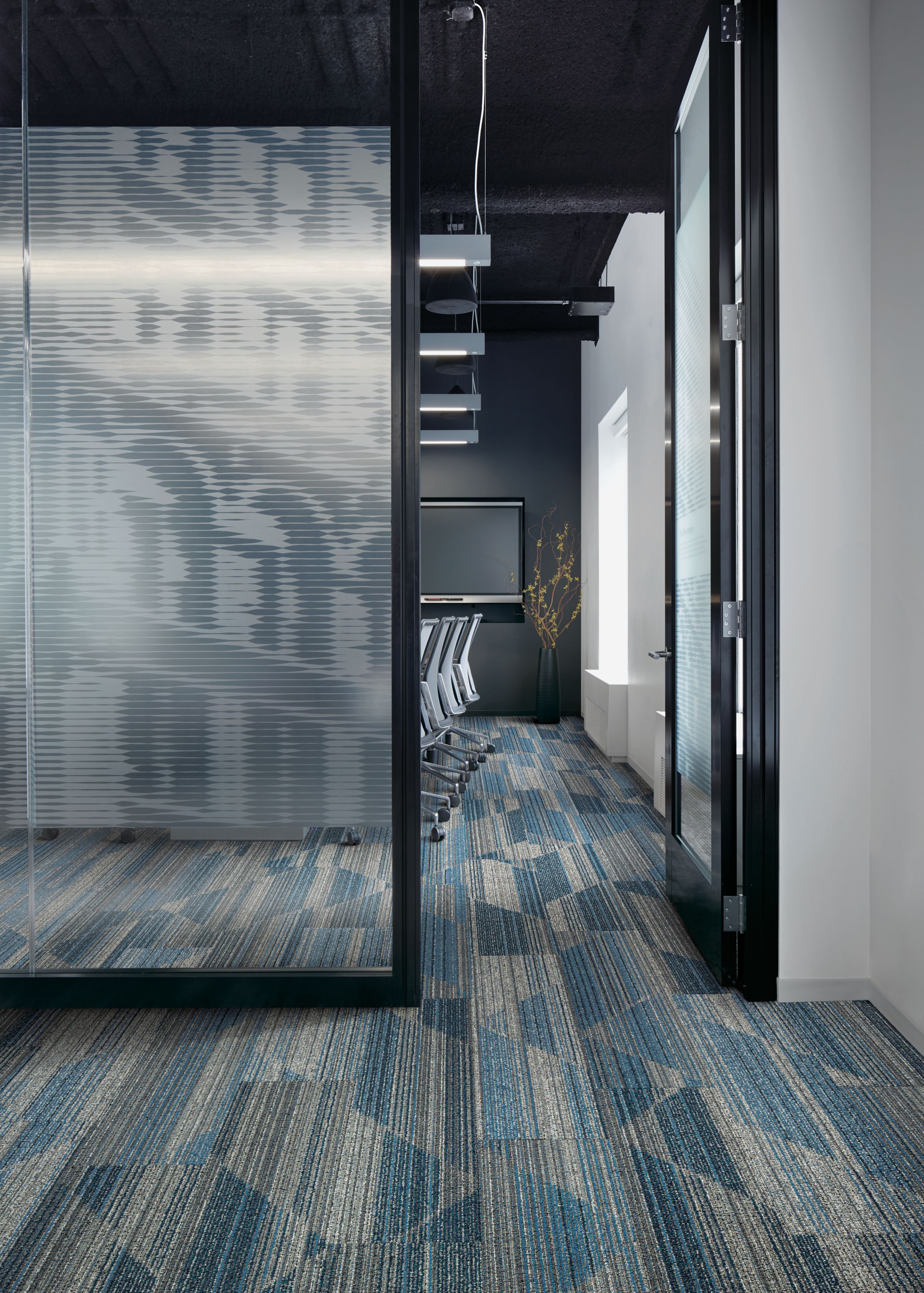 Interface Driftwood plank carpet tile in corridor and meting room numéro d’image 10