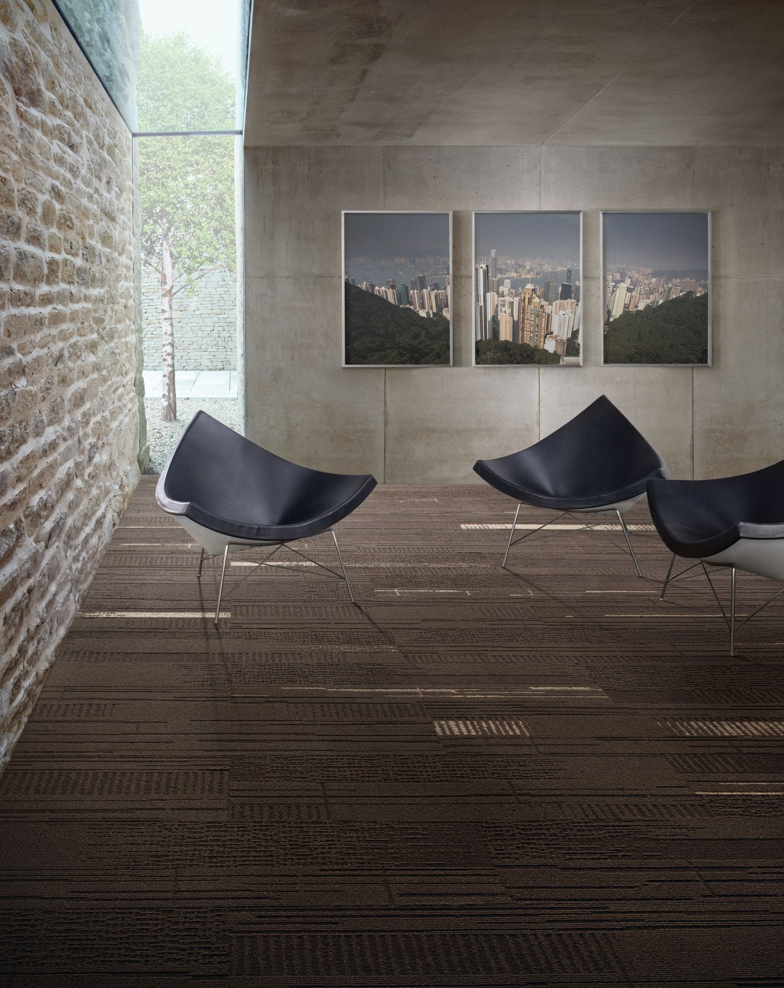 Interface Duo and Trio plank carpet tile in seating area with three chairs and paintings on wall numéro d’image 3