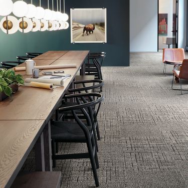 Interface Duplex and Sublet carpet tile in large seating area with long table surrounded by chairs numéro d’image 1