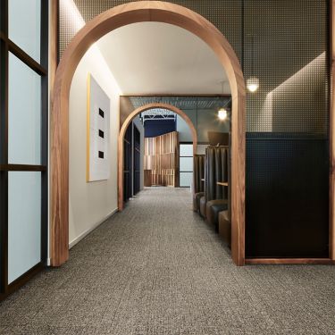 Interface EE712 carpet tile in corridor with arched doorways image number 1