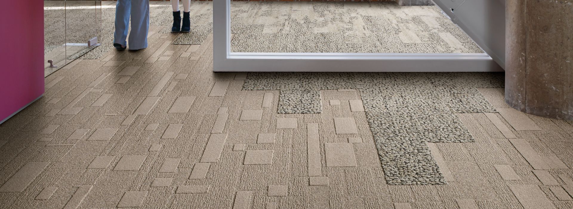 Interface EM552 plank carpet tile in with diagnal column and two women talking imagen número 1