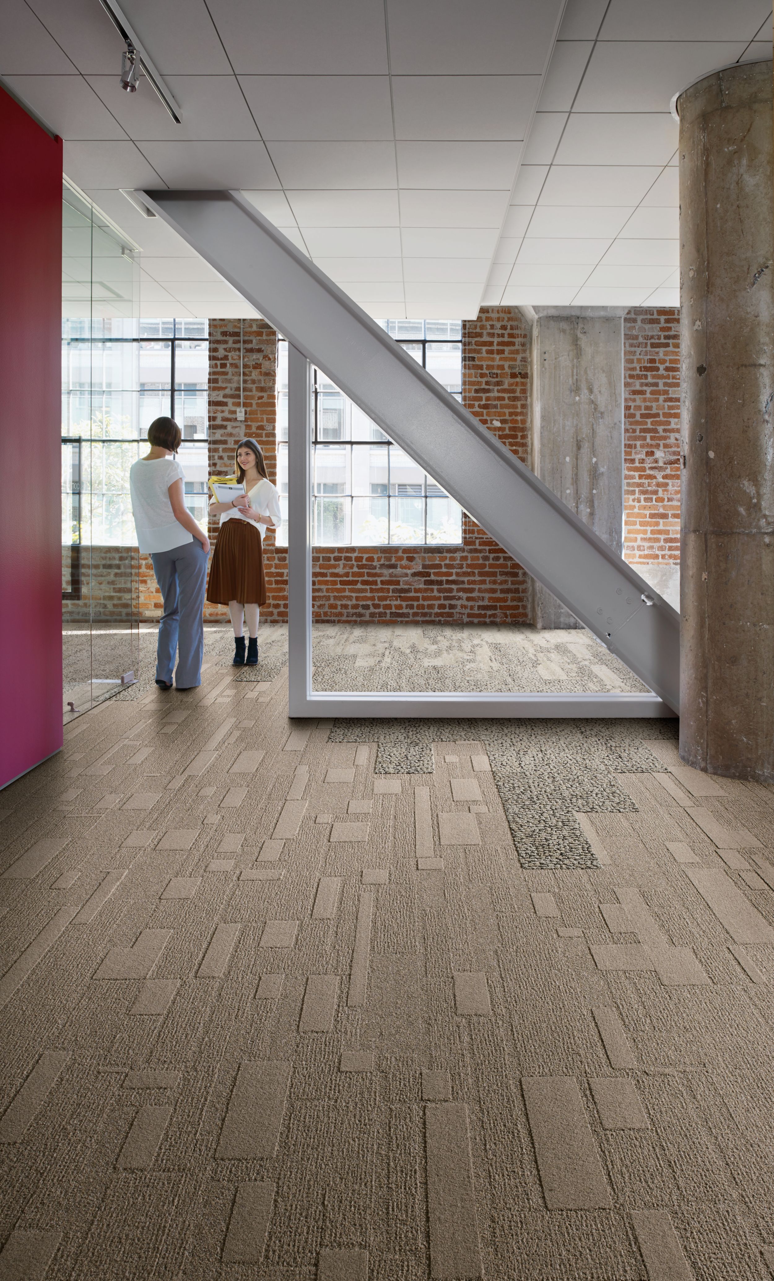 image Interface EM552 plank carpet tile in with diagnal column and two women talking numéro 3